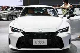 Ra mắt Lexus IS300h 2026 giá 2,29 tỷ đồng tại Thái Lan, có về Việt Nam?