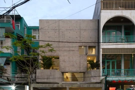 Ngôi nhà trong lòng thành phố mang phong cách tối giản và bền vững