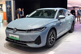 Volkswagen Passat ePro 2026 "ăn xăng như ngửi" có gì đấu Toyota Camry?