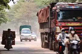 Xe tải "quần thảo" bụi phủ trắng con phố ở Hà Nội