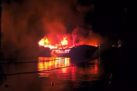 Cháy tàu cá ở Thuận An thiêu rụi tài sản 350 triệu đồng