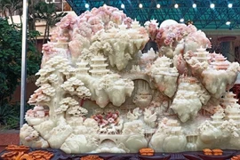 Bức tranh bằng ngọc hơn 10 tấn, gần 4 tỷ đồng