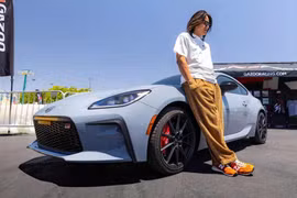 Toyota GR86 2027 đọ dáng cùng sao "Fast and Furious" Sung Kang