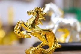 Linh vật ngựa mạ vàng 24K được săn đón dịp Tết Bính Ngọ 2026