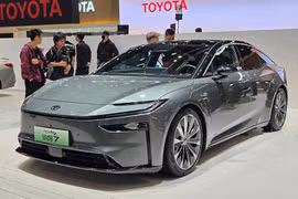 Ra mắt Toyota bZ7 2026 - sedan điện lớn hơn Camry, chỉ từ 650 triệu đồng