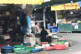 Chợ tạm, chợ cóc nhếch nhác ở Hà Nội trước ngày bị dẹp bỏ 