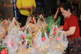 Người Hà Nội xếp hàng mua gà ngậm bông hồng giá 'khủng'