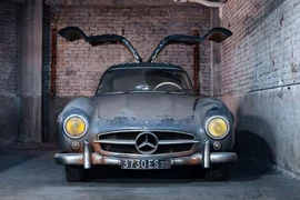 Chiếc Mercedes-Benz 300 SL Gullwing cũ kỹ này có giá tới 136 tỷ đồng 