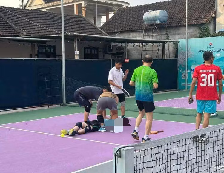 Nguoi dan ong o Ha Tinh dot quy, tu vong khi choi pickleball