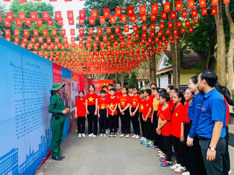 Hang van nguoi dan den dang huong tri an tai Nga ba Dong Loc-Hinh-4