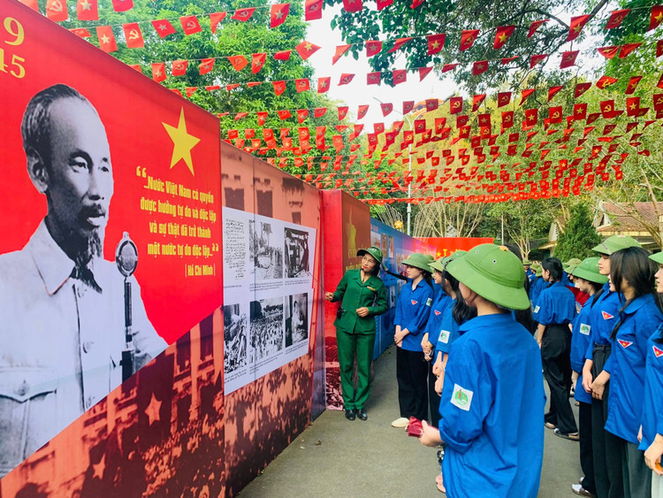 Hang van nguoi dan den dang huong tri an tai Nga ba Dong Loc-Hinh-7