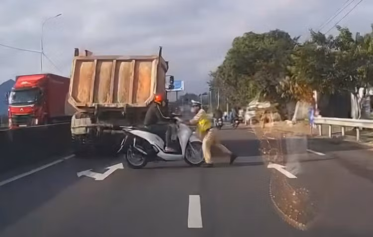 Khoi to quai xe dam xe vao CSGT, “thong chot” do nong do con