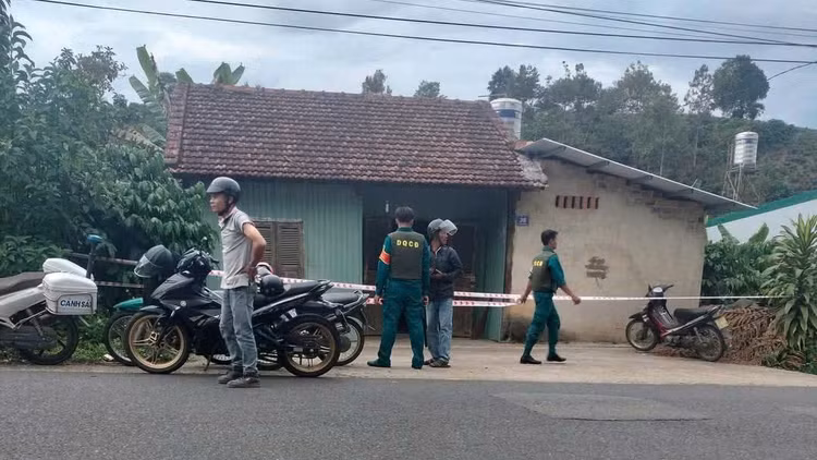 Bang hoang phat hien thi the dang phan huy trong nha tam