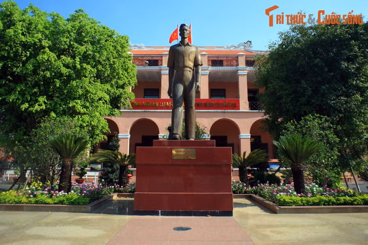 Thăm Bảo tàng Hồ Chí Minh ngày sinh nhật Bác Hồ - Hình 11 Tham Bao tang Ho Chi Minh ngay sinh nhat Bac Ho-Hinh-11