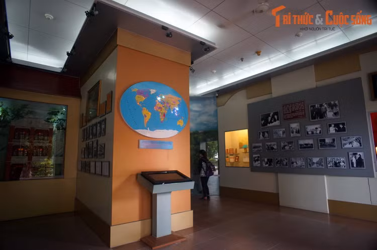 Thăm Bảo tàng Hồ Chí Minh ngày sinh nhật Bác Hồ - Hình 13 Tham Bao tang Ho Chi Minh ngay sinh nhat Bac Ho-Hinh-13