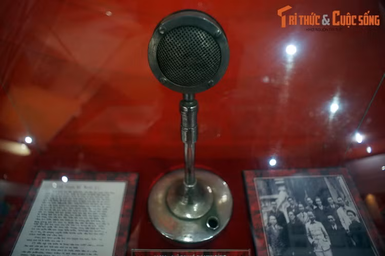 Thăm Bảo tàng Hồ Chí Minh ngày sinh nhật Bác Hồ - Hình 7 Tham Bao tang Ho Chi Minh ngay sinh nhat Bac Ho-Hinh-7