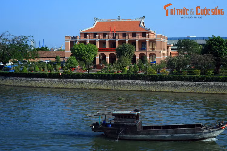 Thăm Bảo tàng Hồ Chí Minh ngày sinh nhật Bác Hồ - Hình 2 Tham Bao tang Ho Chi Minh ngay sinh nhat Bac Ho-Hinh-2