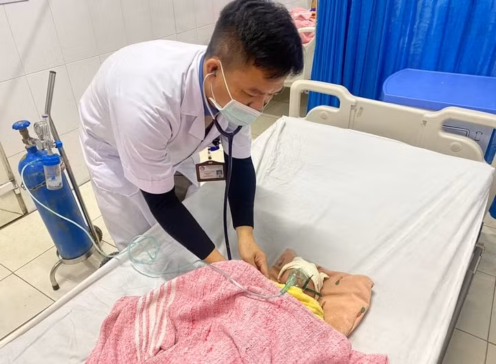 Dot than suoi am trong phong kin, ca gia dinh bi ngo doc