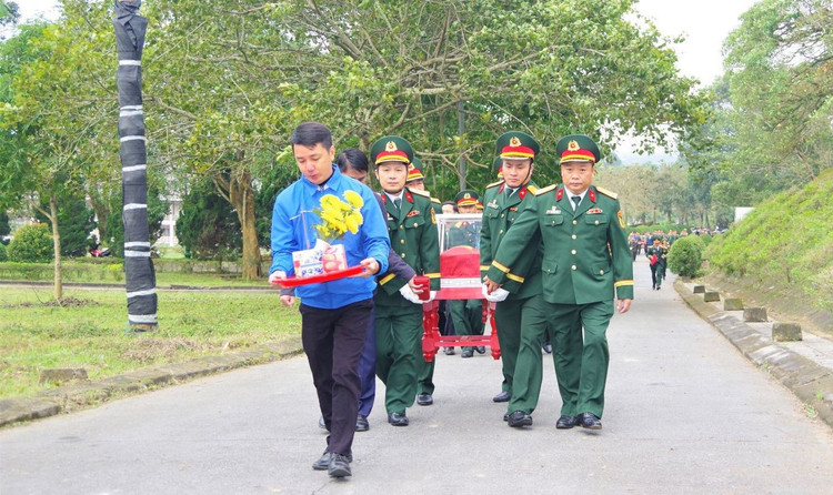 Quang Tri to chuc truy dieu va an tang 11 hai cot liet si