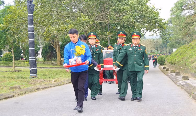 Quang Tri to chuc truy dieu va an tang 11 hai cot liet si