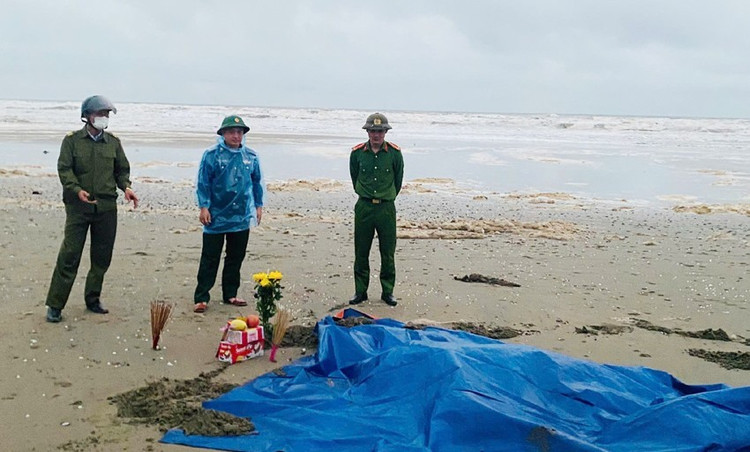 Phat hien 2 thi the troi dat vao bo bien o Ha Tinh