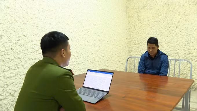 Doi tuong cam dau duong day buon ban vu khi “khung” khai gi?