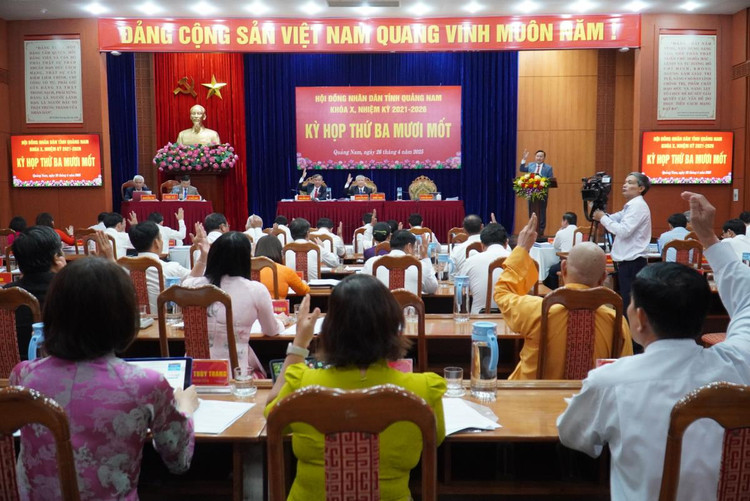 Hon 98% cu tri dong y hop nhat Quang Nam va Da Nang