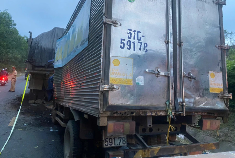 Tong vao xe tai do ben duong, 2 nguoi tu vong tai cho