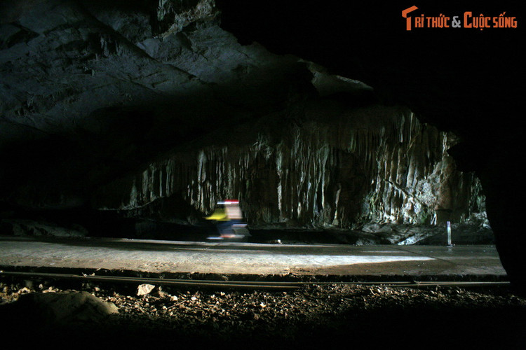 Kham pha con duong xuyen hang dong tu nhien co 1-0-2 Viet Nam-Hinh-5