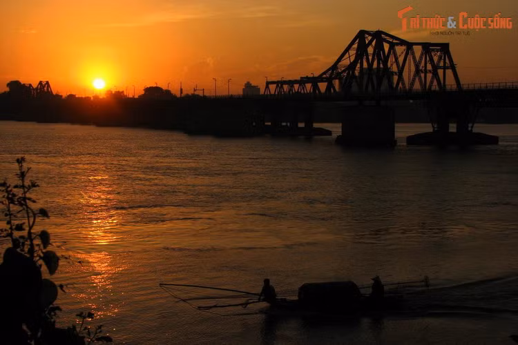 Hoi uc hao hung ngay 10/10/1954 tren cau co nhat Ha Noi-Hinh-2