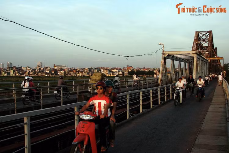 Hoi uc hao hung ngay 10/10/1954 tren cau co nhat Ha Noi-Hinh-3