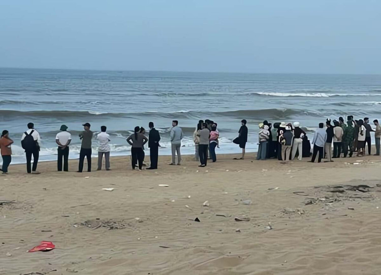 Mot hoc sinh o Hue mat tich khi di tam bien cung nhom ban