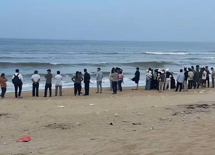 Mot hoc sinh o Hue mat tich khi di tam bien cung nhom ban