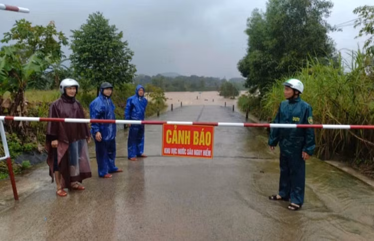 Ha Tinh: Mua lon gay ngap ung cuc bo, nhieu ho dap xa tran