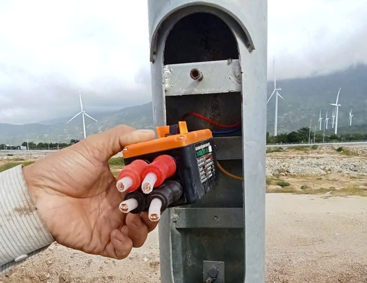 Điều tra vụ trộm cáp ngầm đèn đường trên cao tốc Cam Lâm- Vĩnh Hảo Dieu tra vu trom cap ngam den duong tren cao toc Cam Lam- Vinh Hao