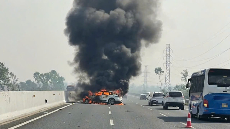Xe o to boc chay du doi tren cao toc Ha Noi - Hai Phong