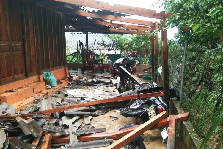 Loc xoay khien hang chuc ngoi nha o Nghe An bi toc mai-Hinh-2