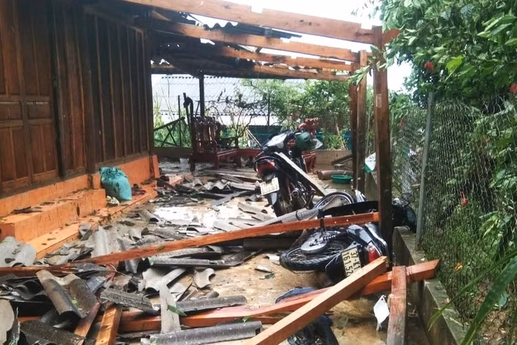 Loc xoay khien hang chuc ngoi nha o Nghe An bi toc mai-Hinh-2