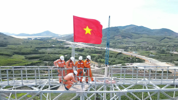 Xuc dong hinh anh co To quoc tung bay tren dinh cot dien 500kV
