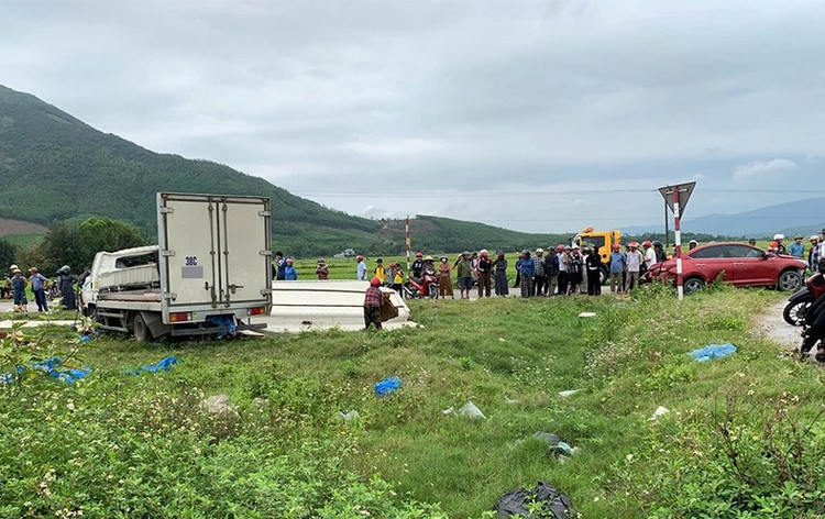 Nguoi dan Ha Tinh giup tai xe gom hang tan ca sau tai nan