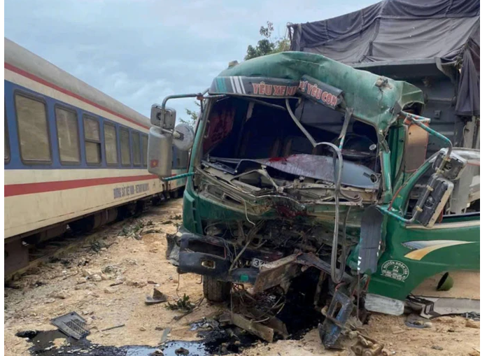 Va cham voi tau hoa o Ha Tinh, tai xe xe tai bi thuong nang