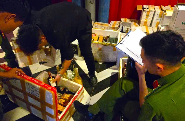 Lam Dong: Thu giu luong lon ruou ngoai, khi cuoi khong ro nguon goc