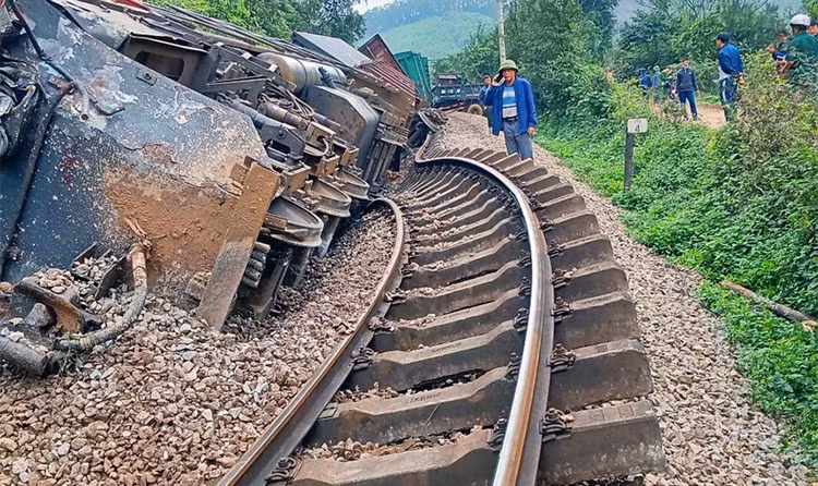 Tau hoa va cham xe tai, duong sat qua Ha Tinh bi te liet