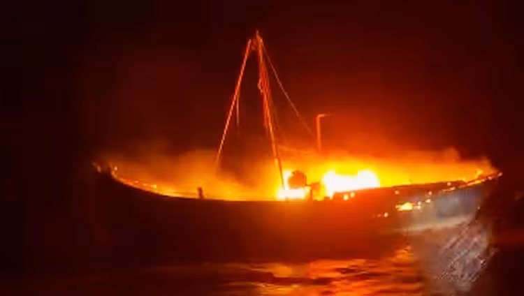 Cứu sống 6 ngư dân gặp nạn trên vùng biển Quảng Bình - Hình 2 Cuu song 6 ngu dan gap nan tren vung bien Quang Binh-Hinh-2