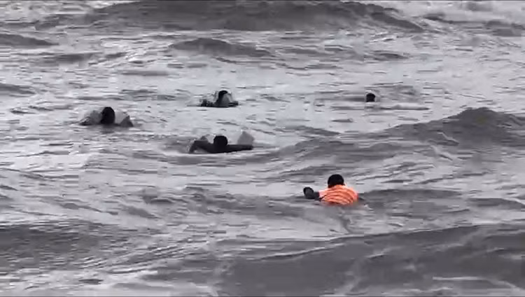 Cứu sống 6 ngư dân gặp nạn trên vùng biển Quảng Bình Cuu song 6 ngu dan gap nan tren vung bien Quang Binh