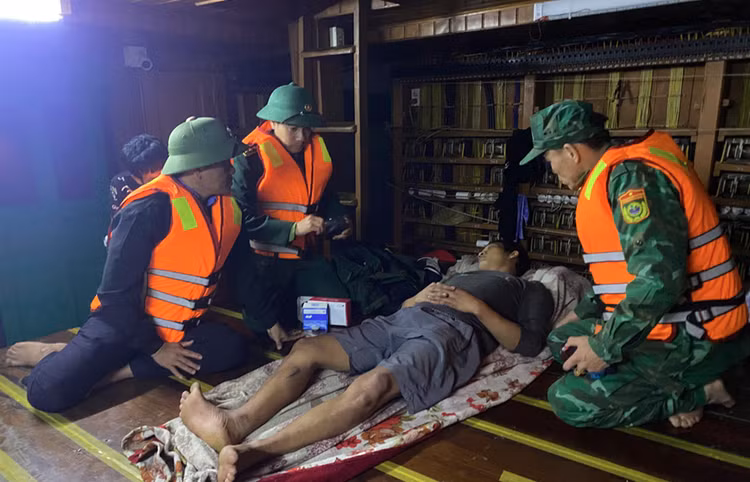 Cuu song 6 thuyen vien gap nan tren vung bien Ha Tinh