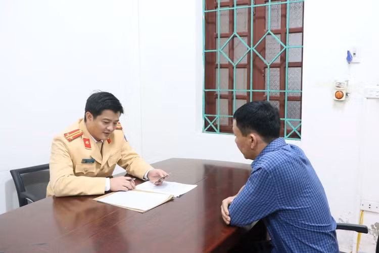 Dùng xe công vụ đón con, Chủ tịch Hội LHPN Hà Tĩnh bị kiểm điểm - Hình 3 Dung xe cong vu don con, Chu tich Hoi LHPN Ha Tinh bi kiem diem-Hinh-3