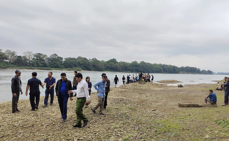 Vu 2 hoc sinh mat tich tren song Lam: Da tim thay mot thi the