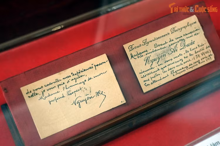 Danh thiếp của đồng chí Nguyễn Ái Quốc - người sáng lập Đảng Cộng sản Việt Nam - khi làm thợ ảnh ở Paris, Pháp trong những năm 1921-1923. Hiện vật trong bài được lưu giữ và trưng bày tại Bảo tàng Lịch sử Quốc gia Việt Nam.