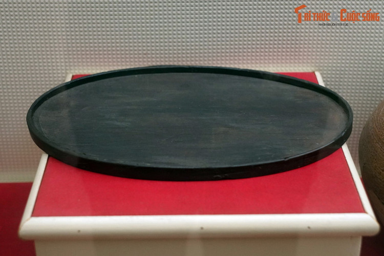 Khay gỗ, các đồng chí trong kỳ bộ Bắc Kỳ Hội Việt Nam Thanh niên Cách mạng dùng đựng tài liệu khi họp ở nhà ông Trần Quang Huyến, số 47 phố Trần Nhân Tông, Hà Nội trong những năm 1928-1929.